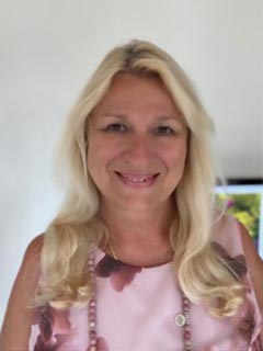 Hausmeister Bauer Team - Blonde langhaarige Frau mit rosafarbenem Tshirt