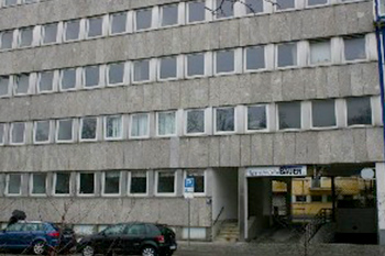 Hausmeisterservice Bauer Referenzen München - Graue Hausfront mit Fenster und Einfahrt in München