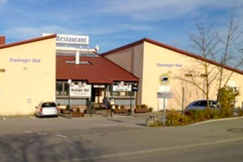 Hausmeisterservice Bauer Referenzen München - Beiges Haus mit rotem Dach und Restaurant Schild