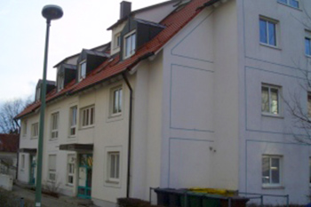 Hausmeisterservice Bauer Referenzen Augsburg - Helles Wohnhaus mit Straßenlaterne in Augsburg