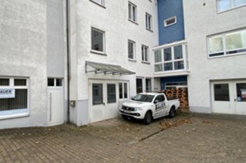 Hausmeisterservice Bauer Referenzen - Weisses Auto parkt vor Gebäude in Ulm