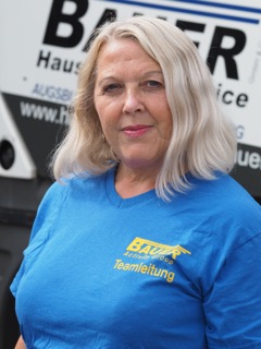 Hausmeisterservice Bauer Team - Frau mit blauem T-shirt und weissblonden Haaren
